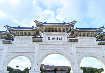 Obraz premium Taipei City,Taiwan-11.13.2022:Chiang Kai Shek memorial hall on a sunny day. Taipei city, Taiwan.