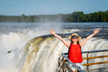 Mujer turista disfrutando del Parque Nacional Iguazú, en Argentina. Contemplando la Garganta del...