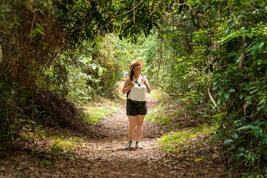 Viajera descubriendo la densa jungla del Parque Nacional Iguaz&uacute;, en el sendero Macuco	