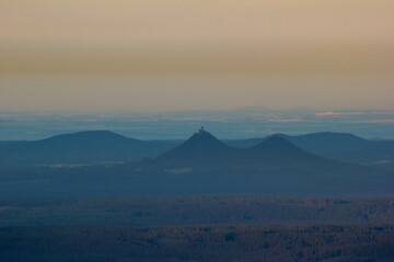 Fototapeta premium dawn against the backdrop of mountains and a small town
