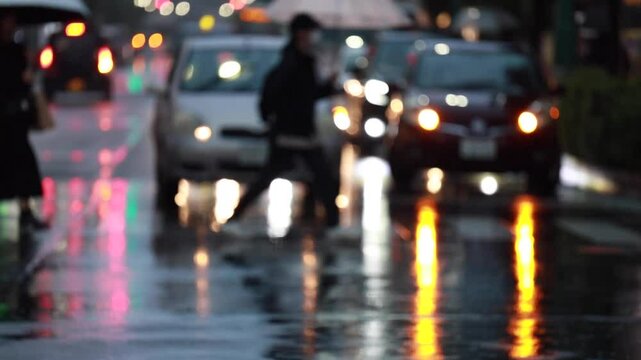 都市風景　道路に降る雨　大雨　豪雨　悪天候　気象　イメージ