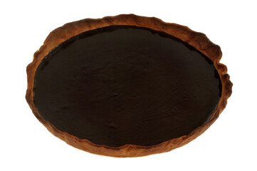 Tarte au chocolat maison en gros plan sur fond blanc