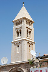 Obraz premium Campanario de la Iglesia de San Juan el Bautista en la ciudad antigua de Jerusalén, Israel