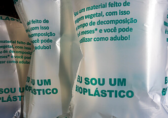 bioplastic, biodegradable plant-based material that decomposes in 6 months and can be used as fertilizer. Written in Portuguese on the product. "I am a bioplastic"