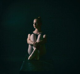 balerina, ballerina, tämzerin, klassisch, spitzenschuh, mädchen, frau, stuhl, schönheit, gestalten, sitzen, leitbild, bekleidung, bein, leute, haar, atelier, posing, person, black, 1, körper, frau, © fotoak80