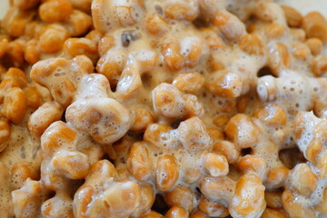 納豆を割り箸でかき混ぜる。茨城県水戸のお土産。