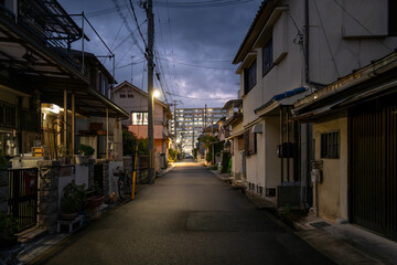薄暗い夜の路地裏の風景