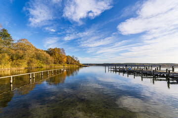 Steg und B&auml;ume am Plauer See in der Stadt Plau am See