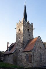 Fototapeta premium Die 1575 in der heutigen Form erbaute evangelische Wehrkirche von Schaala, einem Ortsteil von Rudolstadt. Der Kirchturm besitzt Zinnen und Schießscharten