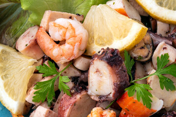 Piatto di frutti di mare misti dal mediterraneo 