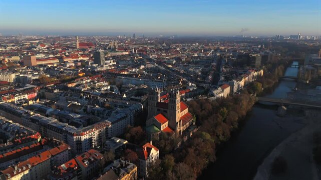 Kath. Pfarramt St. Maximilian Katholische Kirche in Munchen, Bayern, Deutschland Luftaufnahme. Church of St. Maximilian aerial view located directly on eastern bank of Isar river. Beautiful city view