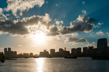 Fototapeta premium Huangpu River and Shanghai city skyline at dusk