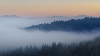 Mglisty wschód słońca © Filip