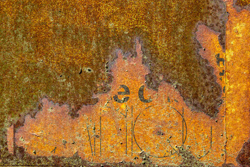 Ancienne boite en métal rouillée par le temps