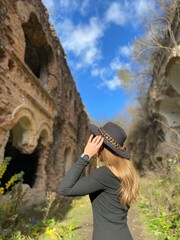 Fototapeta premium portrait of woman in black dress and with black hat