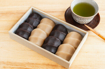 お土産の餅菓子と日本茶