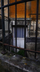 Cabane, demeure et bati, maison de rangement de matériel ou de machineries de jardin, coin secret et discret, des grilles métalliques, barreaux, accès réservé et restreint, parc public, feuilles morte