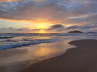 O nascer do sol na praia do Santinho, em Florianópolis, estado de Santa Catarina, Brasil.