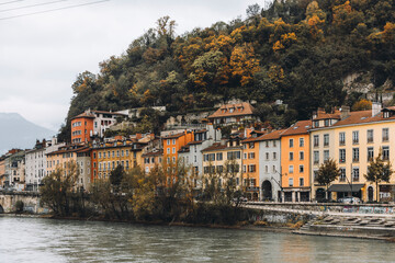 Photo de la ville de Grenoble et la rivière du Drac