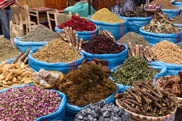 Venta de especias y otros artículos en el zoco de Marrakech, Marruecos.