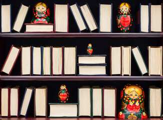 Muñecas rusas Matryoshka junto con libros clásicos en una estantería