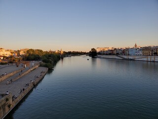 Obraz premium Dusk in Sevilla on the Guadalquivir River