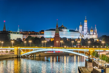 Obraz premium Illuminated Moscow Kremlin and Bolshoy Kamenny Bridge at summer night. View from the Patriarshy pedestrian Bridge