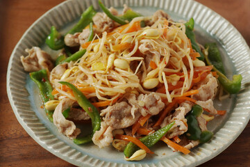 豆もやしと豚肉のキムチ風炒め物