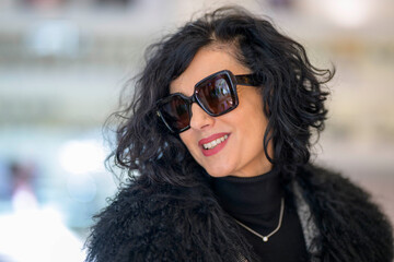 Bella donna con capelli neri e occhiali