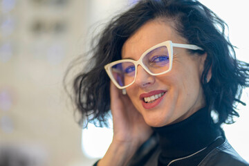 Bella Donna con Occhiali e capelli neri