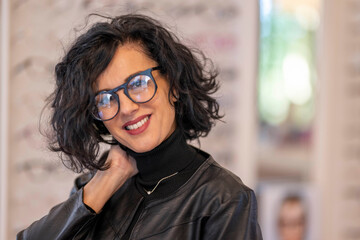 Bella Donna con Occhiali e capelli neri