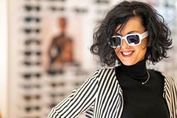 Bella Donna con Occhiali e capelli neri