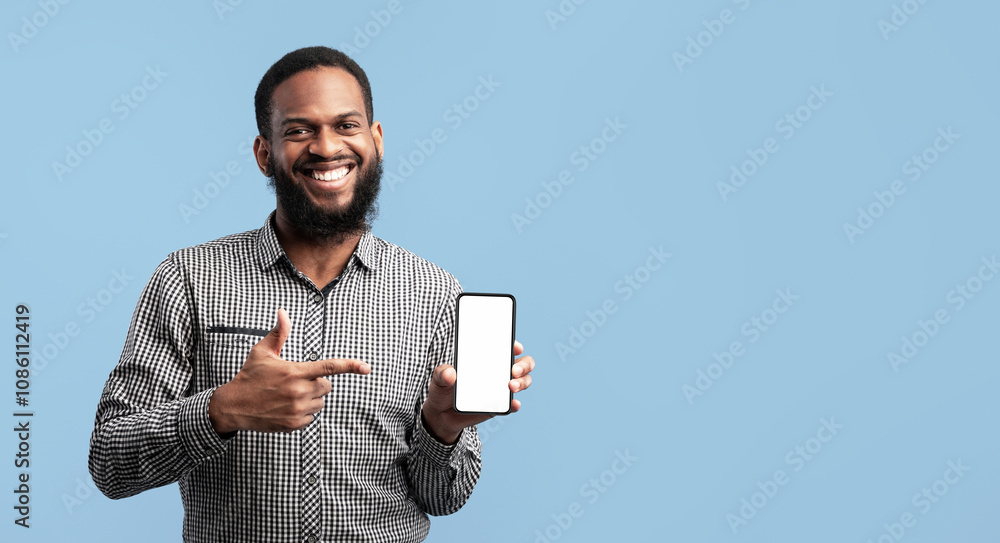 Aufkleber I Recommend This Device. Smiling bearded black guy holding smartphone with white empty screen in hand and pointing at it, showing blank space for mock up, isolated over blue background