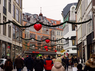 Obraz premium Copenhagen, Denmark - December 7, 2023: Crowded Copenhagen city center streets with pedestrians enjoying Christmas atmosphere with decorations