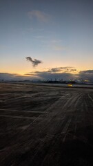 Obraz premium Sunrise over the dirt field