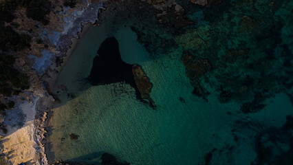 caletta nascosta nella costa © Logan