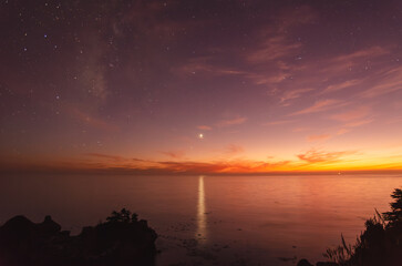 Venus near the horizon above the ocean © Tushar Turkar