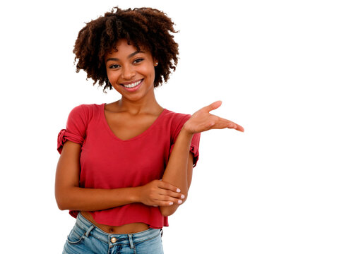 Jovem negra apontando para o lado com as m&atilde;os em fundo transparente
