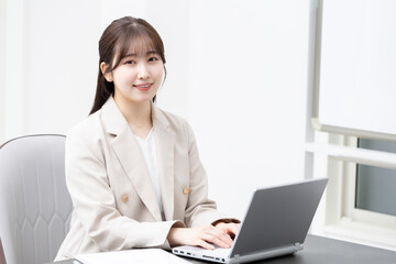 オフィスでデスクワークをする女性