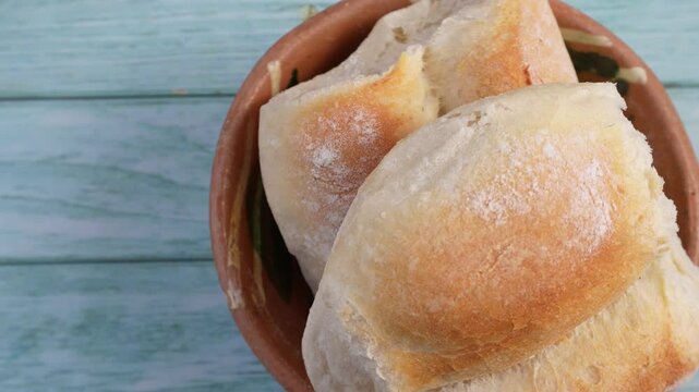 Vista superior de pan de sal mexicano para acompa&ntilde;ar o rellenar. Comida t&iacute;pica mexicana