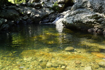 Rio cristalino, quebrada, arroyo
