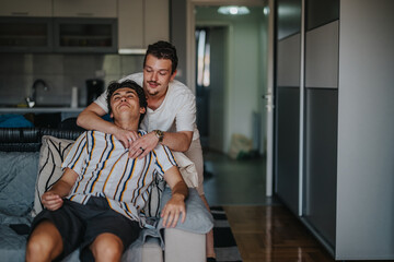 Fototapeta premium Two friends enjoying a relaxing moment on the couch in a cozy living room setting, showcasing comfort and companionship.