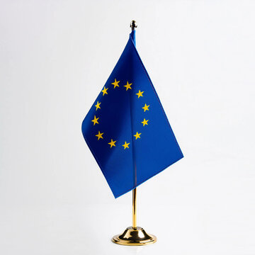 peque&ntilde;a bandera union europea en mastil sobre fondo blanco, mockup