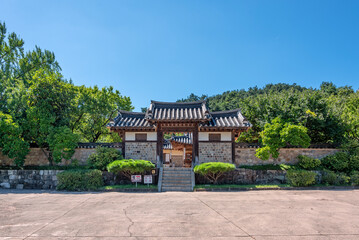 Fototapeta premium 김정희 선생 고택의 대문, 18세기 건립, 충청남도 문화유산-Main gate of the historic residence of Chusa Kim Jeong-hui, built in the 18th century, a cultural heritage site in Chungcheongnam-do, South Korea