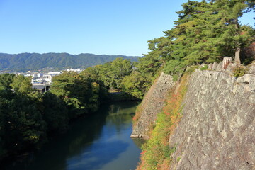 伊賀上野城の石垣と青空と山