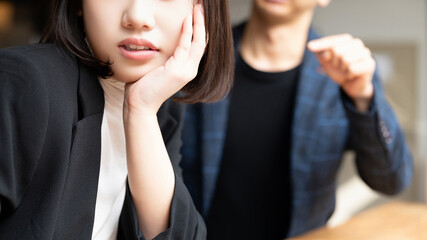 上司の小言をストレスに感じる女性・ビジネスウーマン