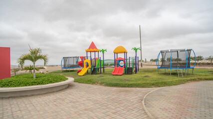 area de juegos para niños en casa de playa © joseayllon