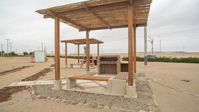 area de parrillas con techo de bambu y acabados rusticos