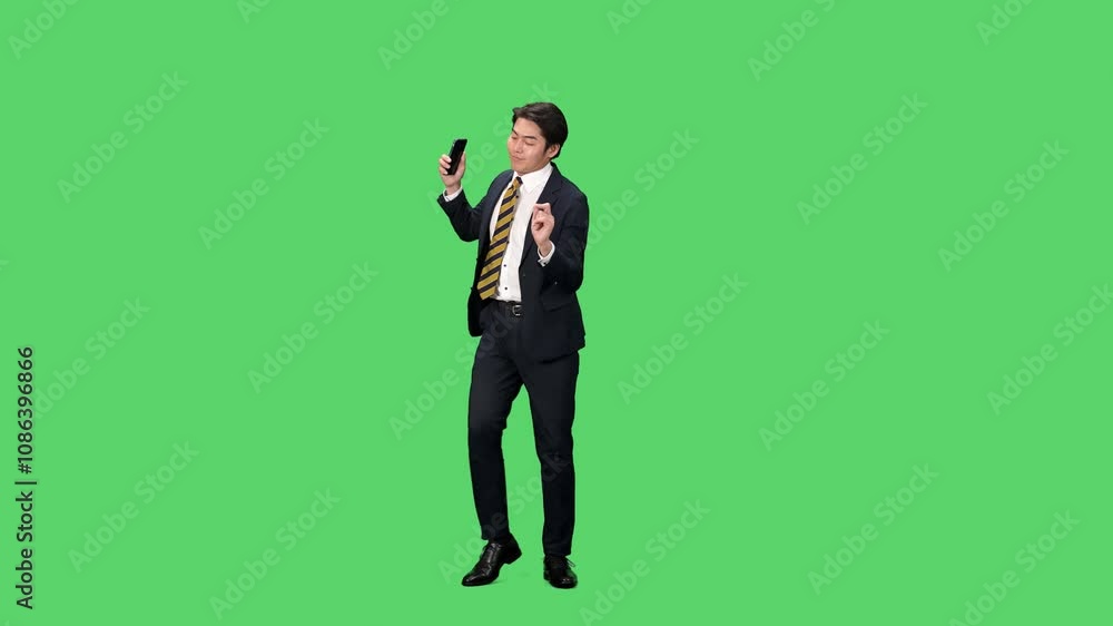 Poster スマホを使いながらダンスする男性ビジネスパーソンの全身動画　クロマキー合成用グリーンバック映像