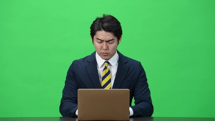 ノートパソコンを使う男性ビジネスパーソン　クロマキー合成用グリーンバック映像 - Powered by Adobe
